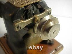 Antique DIRECT CURRENT ELECTRIC MOTOR Signed KENT DYNAMO OR MOTOR No. 8